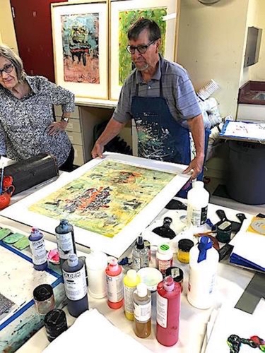 Artist Tom Dimond holding a demonstration at the Art Center. See his portfolio by visiting www.ArtsyShark.com