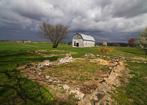 Photo of an old barn in Virginia by photographer Dawn Whitmore