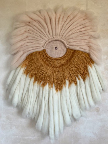 scultura da parete in lana di Cheryl Janis