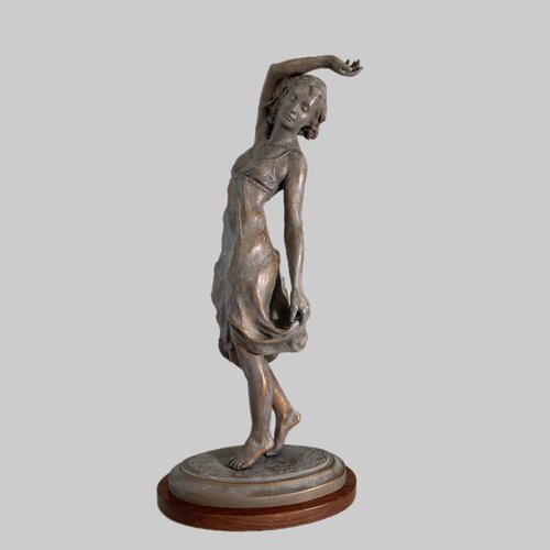 escultura de bronce de una mujer joven