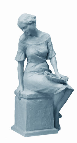 escultura figurativa de bronce de una mujer joven