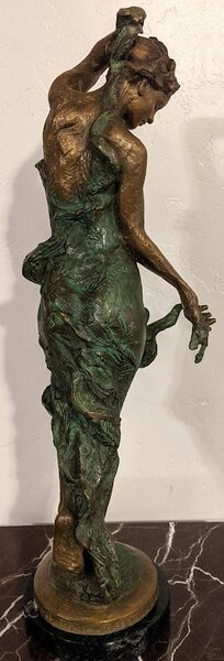 escultura clásica de bronce de una mujer joven bailando