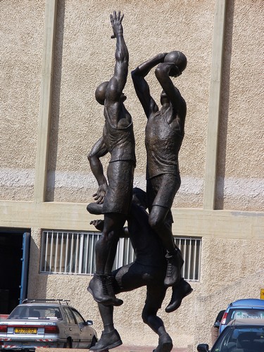 bronze sculpture of basketball players