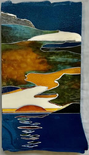 Un mosaico en una taza de paisaje al atardecer